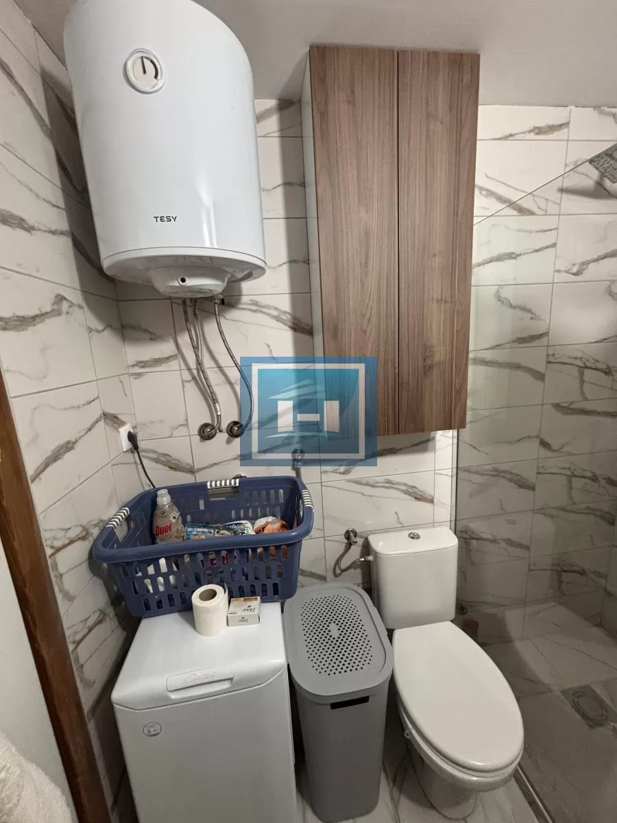 Stan u centru sa pripadajućim nameštajem, prizemlje, parking mesta 15