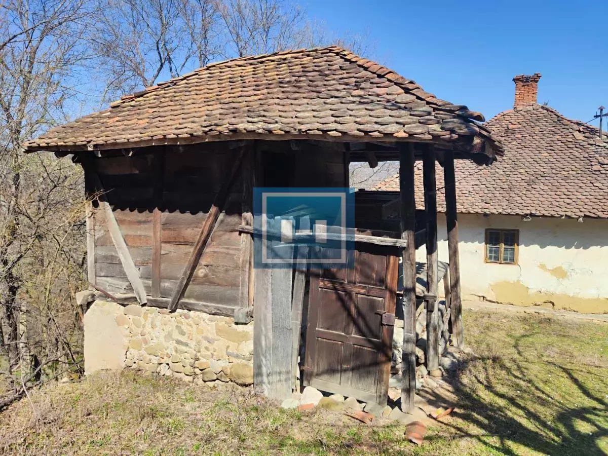 Staro autentično Srpsko ognjište sa 4 hektara zemlje u blizini manastira Kalenić Rekovac 31