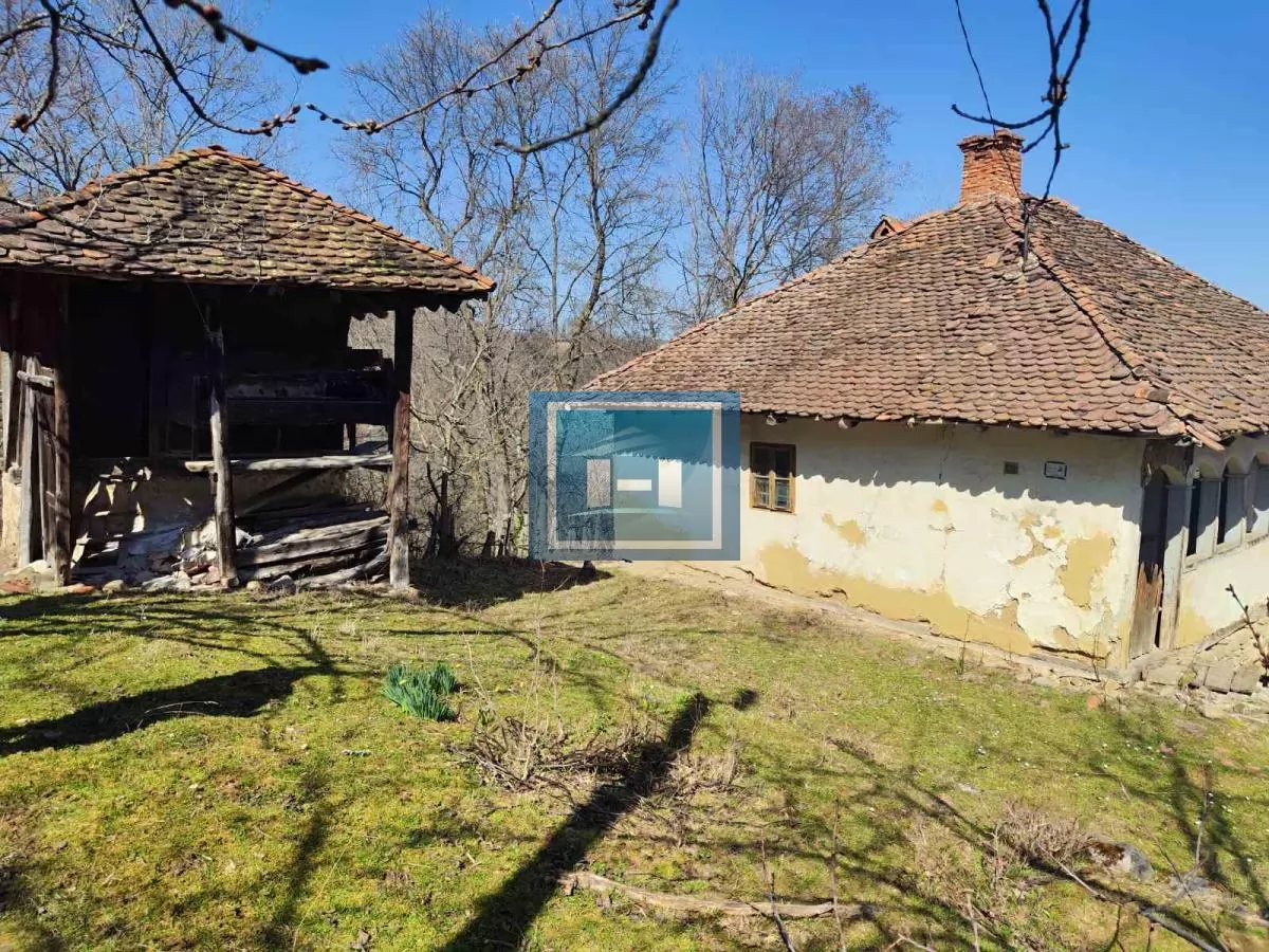 Staro autentično Srpsko ognjište sa 4 hektara zemlje u blizini manastira Kalenić Rekovac 36