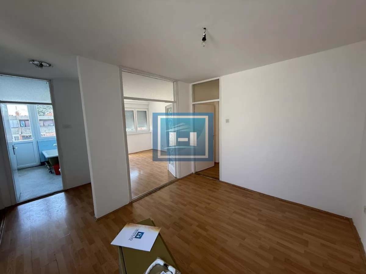 SUPER PONUDA – Dvosoban renoviran stan sa tri terase, Tabane – 170€ 1
