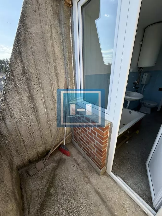 SUPER PONUDA – Dvosoban renoviran stan sa tri terase, Tabane – 170€ 16
