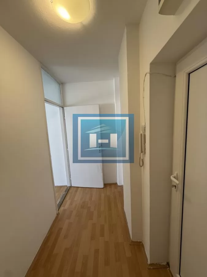 SUPER PONUDA – Dvosoban renoviran stan sa tri terase, Tabane – 170€ 17