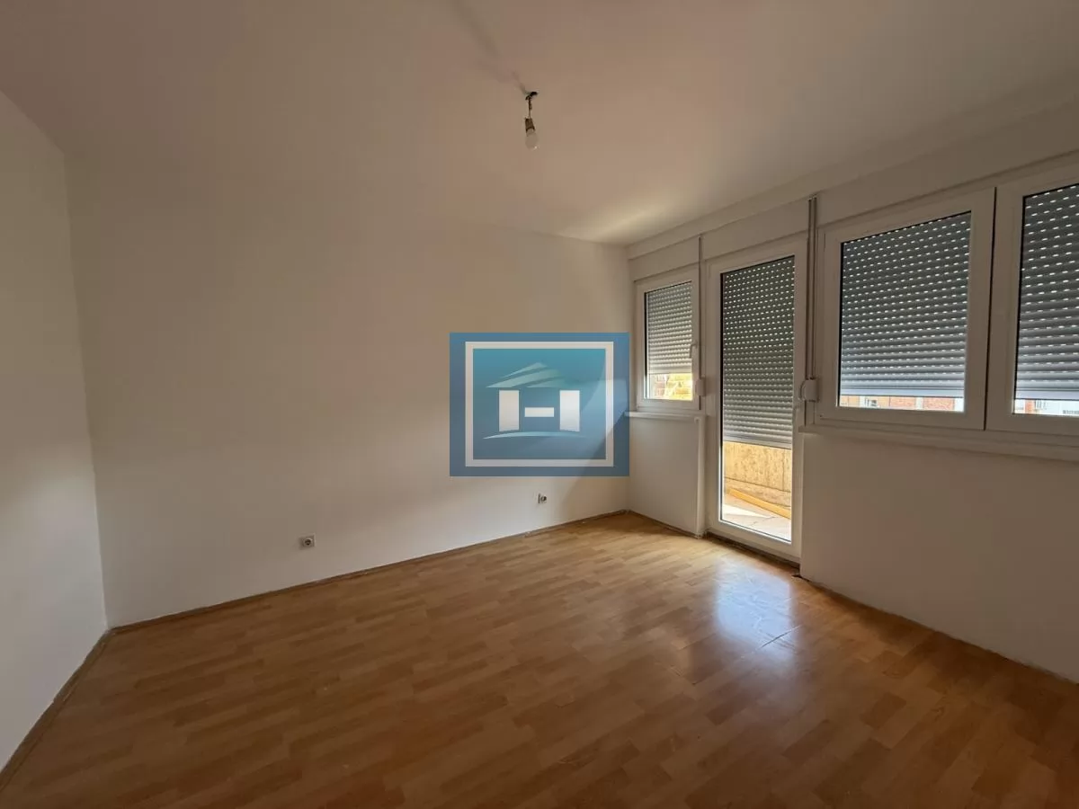 SUPER PONUDA – Dvosoban renoviran stan sa tri terase, Tabane – 170€ 2