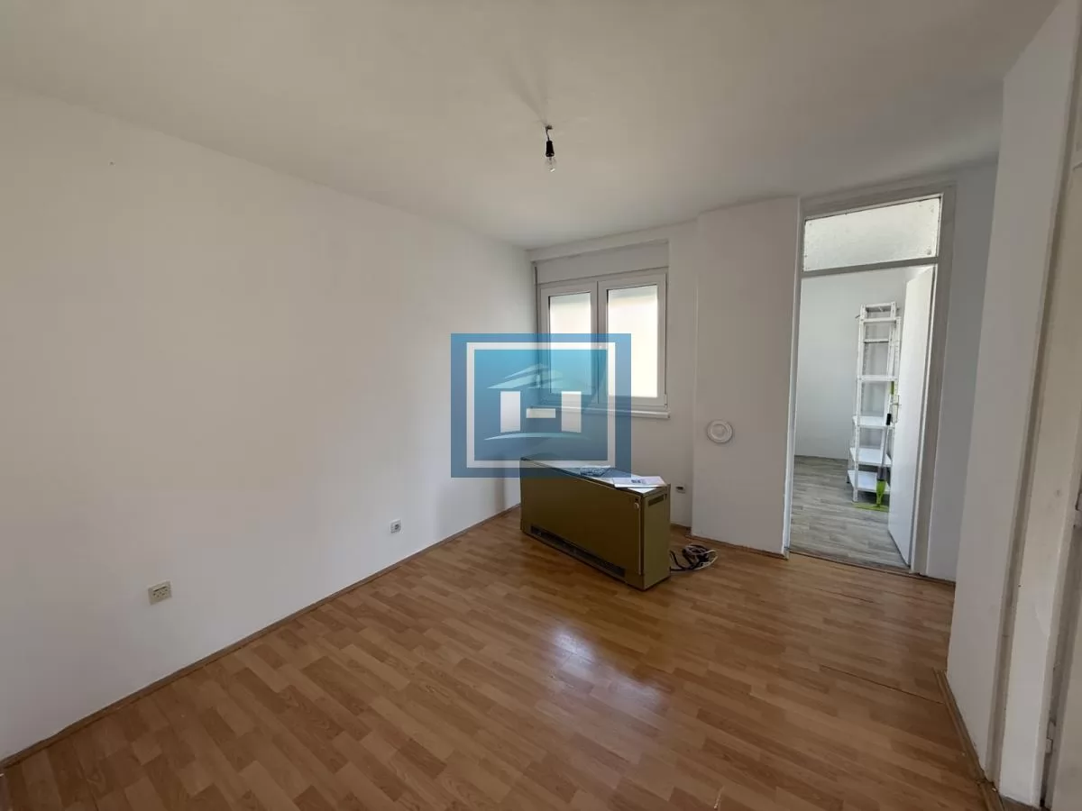 SUPER PONUDA – Dvosoban renoviran stan sa tri terase, Tabane – 170€ 4