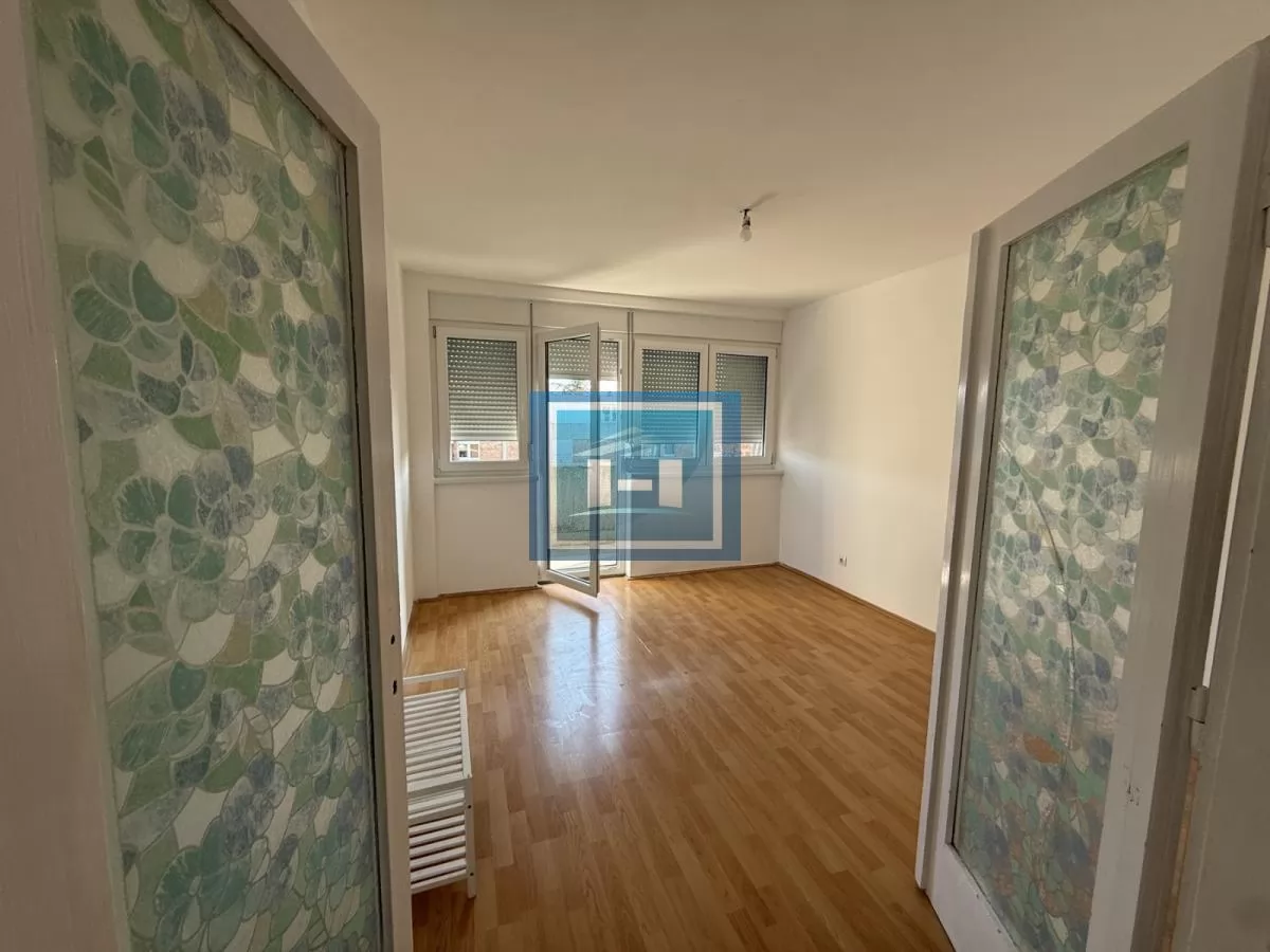 SUPER PONUDA – Dvosoban renoviran stan sa tri terase, Tabane – 170€ 5