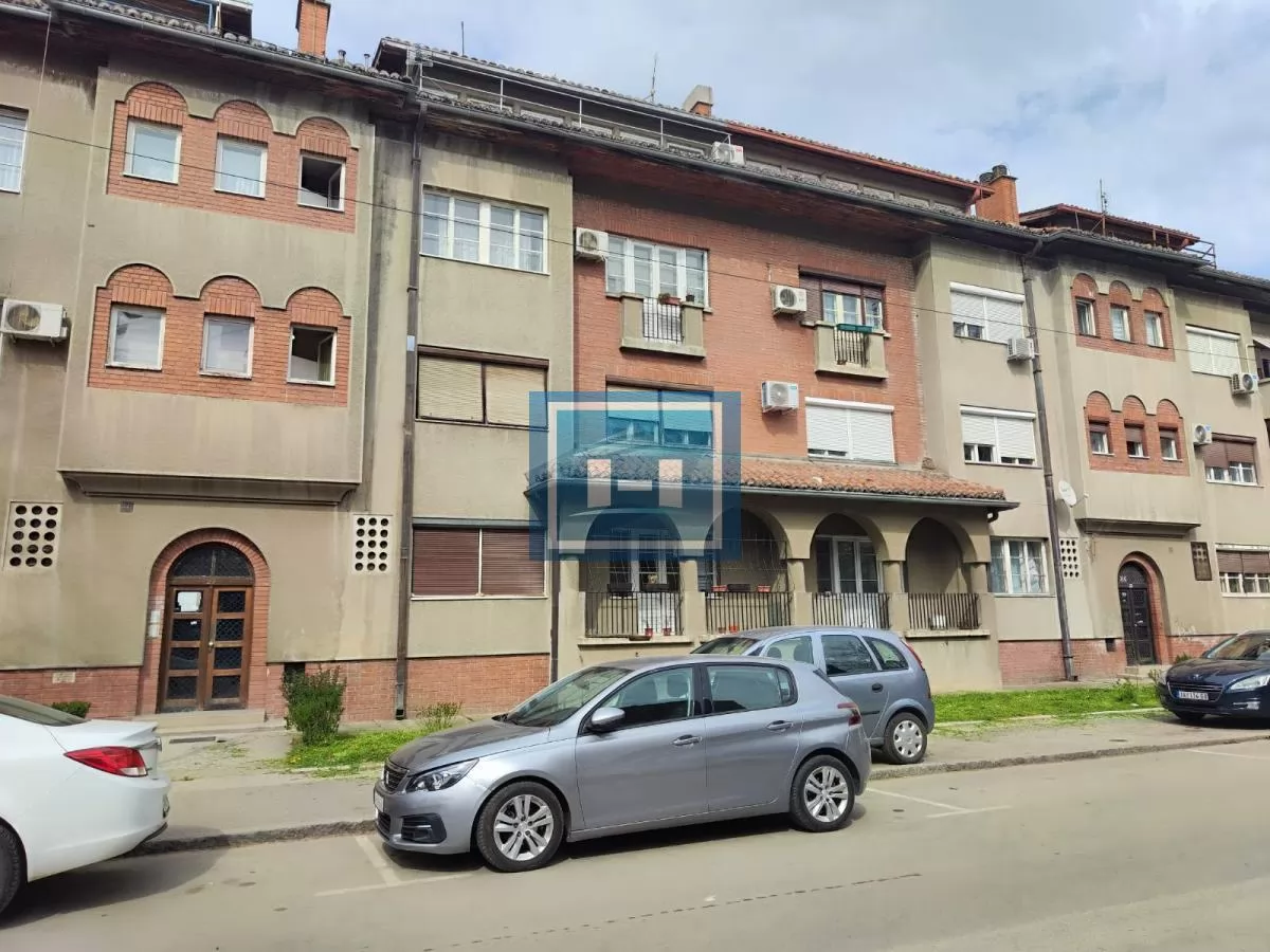 Trosoban stan na prvom spratu u Moravskom stilu u centru Jagodine 1