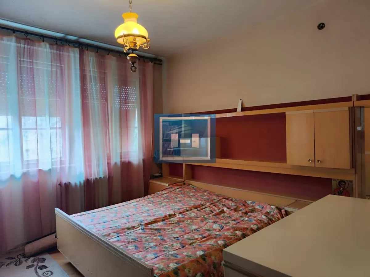 Trosoban stan na prvom spratu u Moravskom stilu u centru Jagodine 10