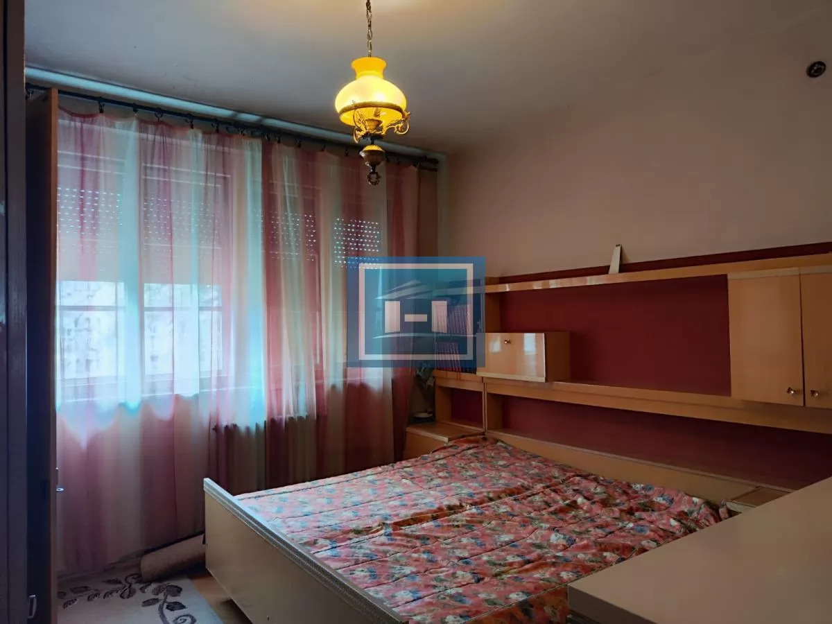 Trosoban stan na prvom spratu u Moravskom stilu u centru Jagodine 12