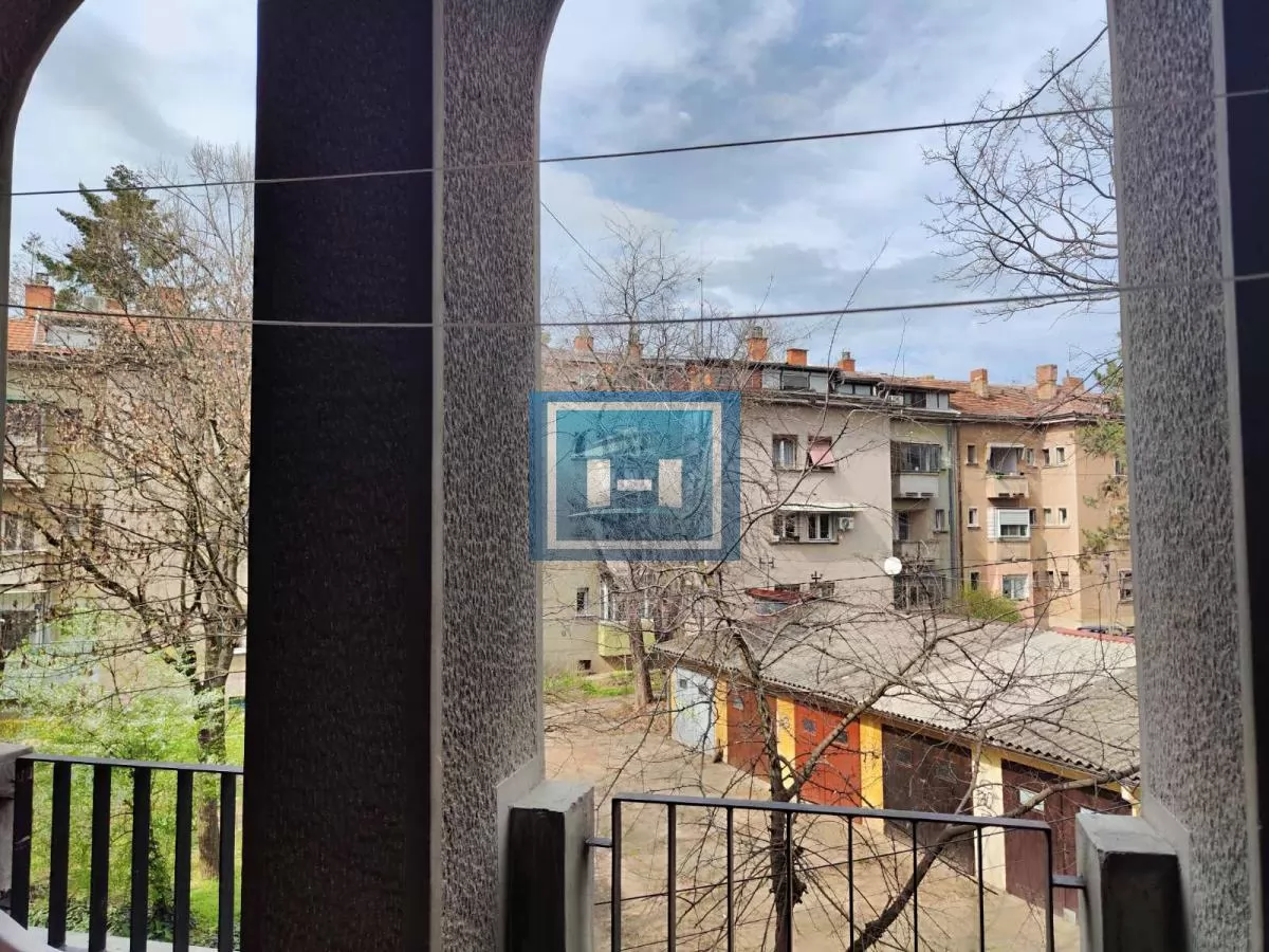 Trosoban stan na prvom spratu u Moravskom stilu u centru Jagodine 16