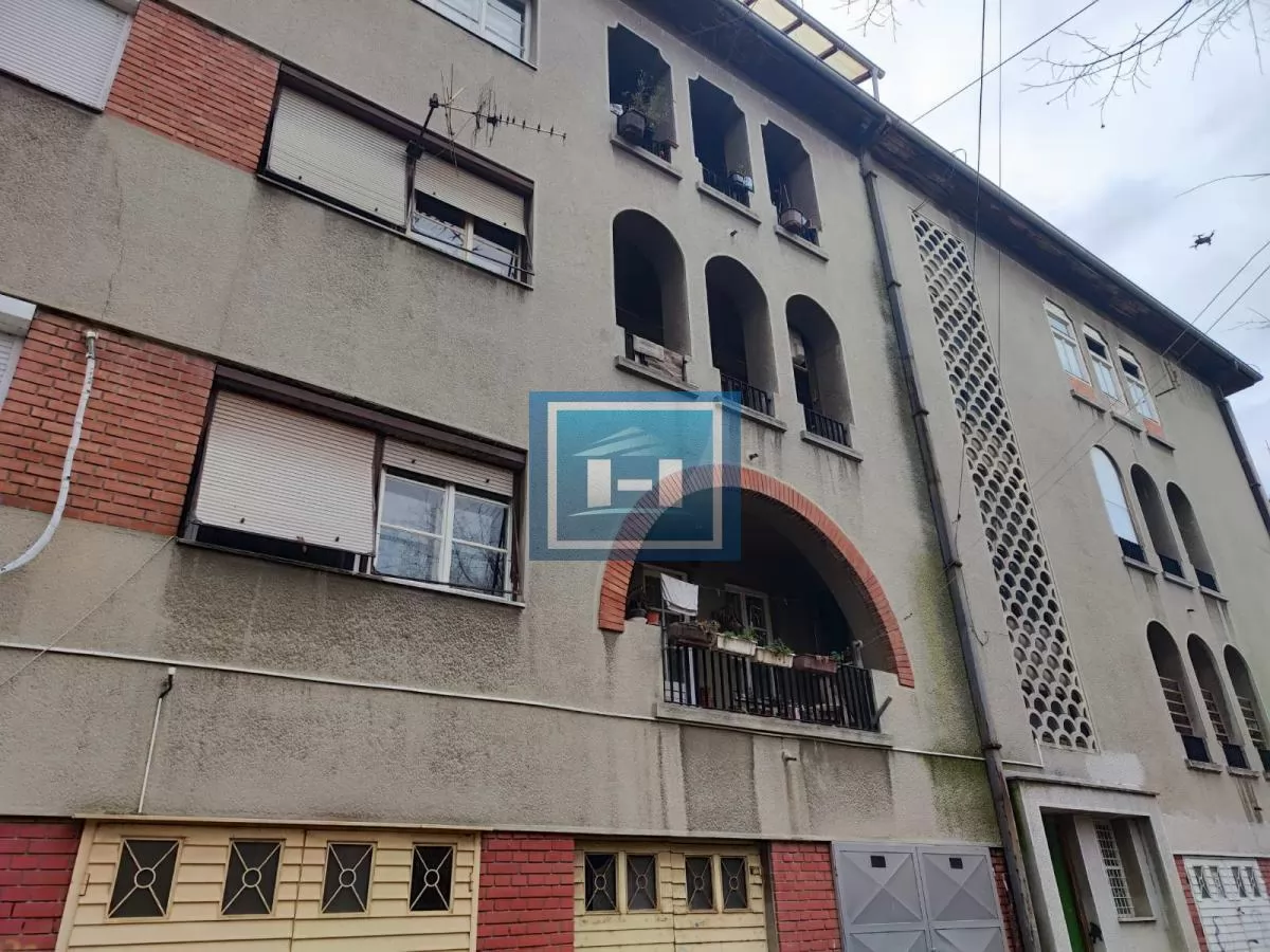 Trosoban stan na prvom spratu u Moravskom stilu u centru Jagodine 2