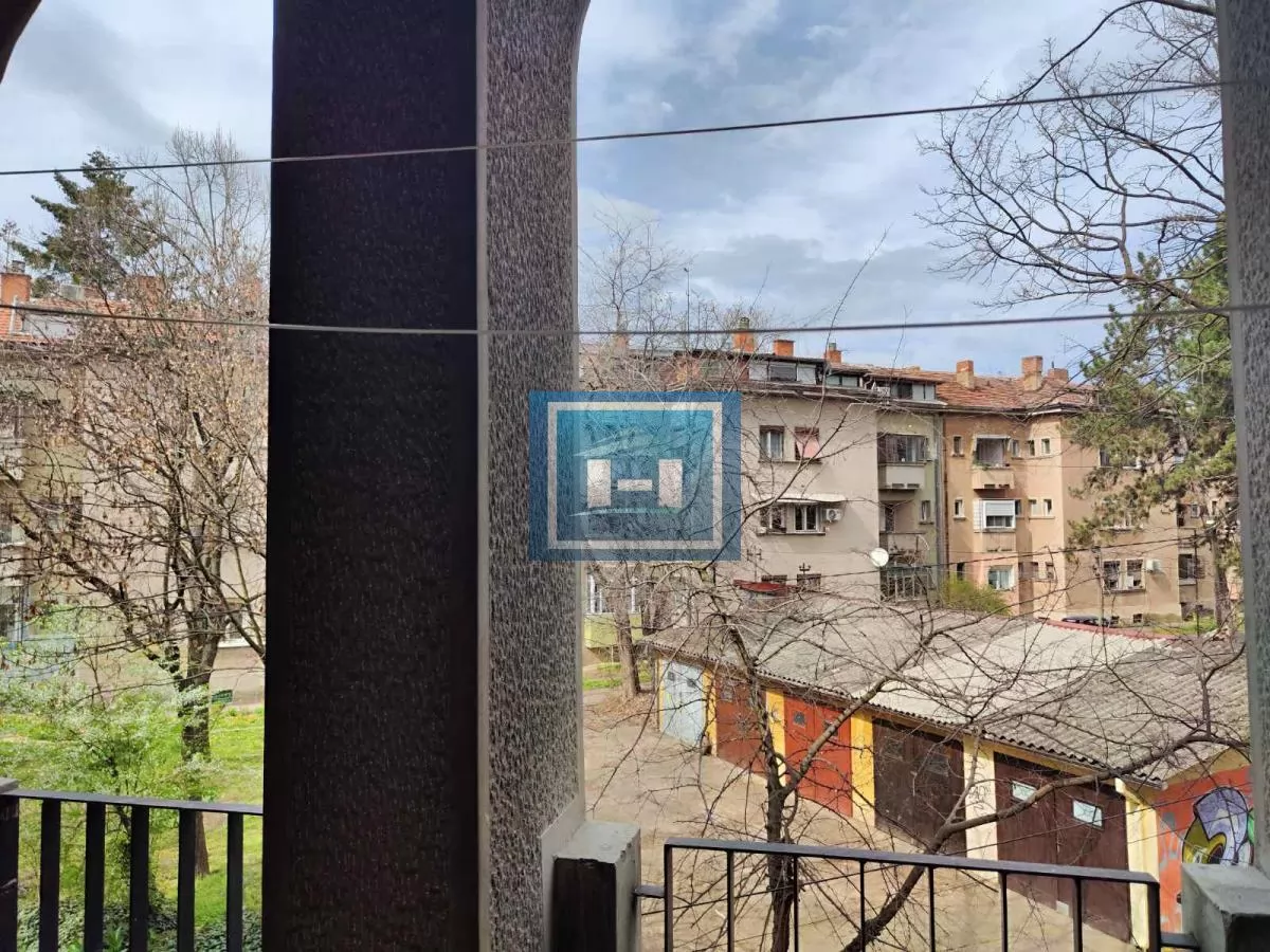Trosoban stan na prvom spratu u Moravskom stilu u centru Jagodine 20