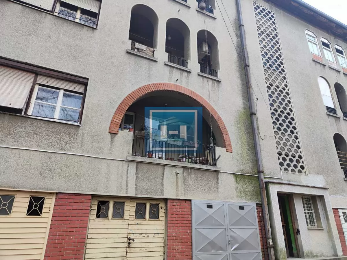Trosoban stan na prvom spratu u Moravskom stilu u centru Jagodine 23