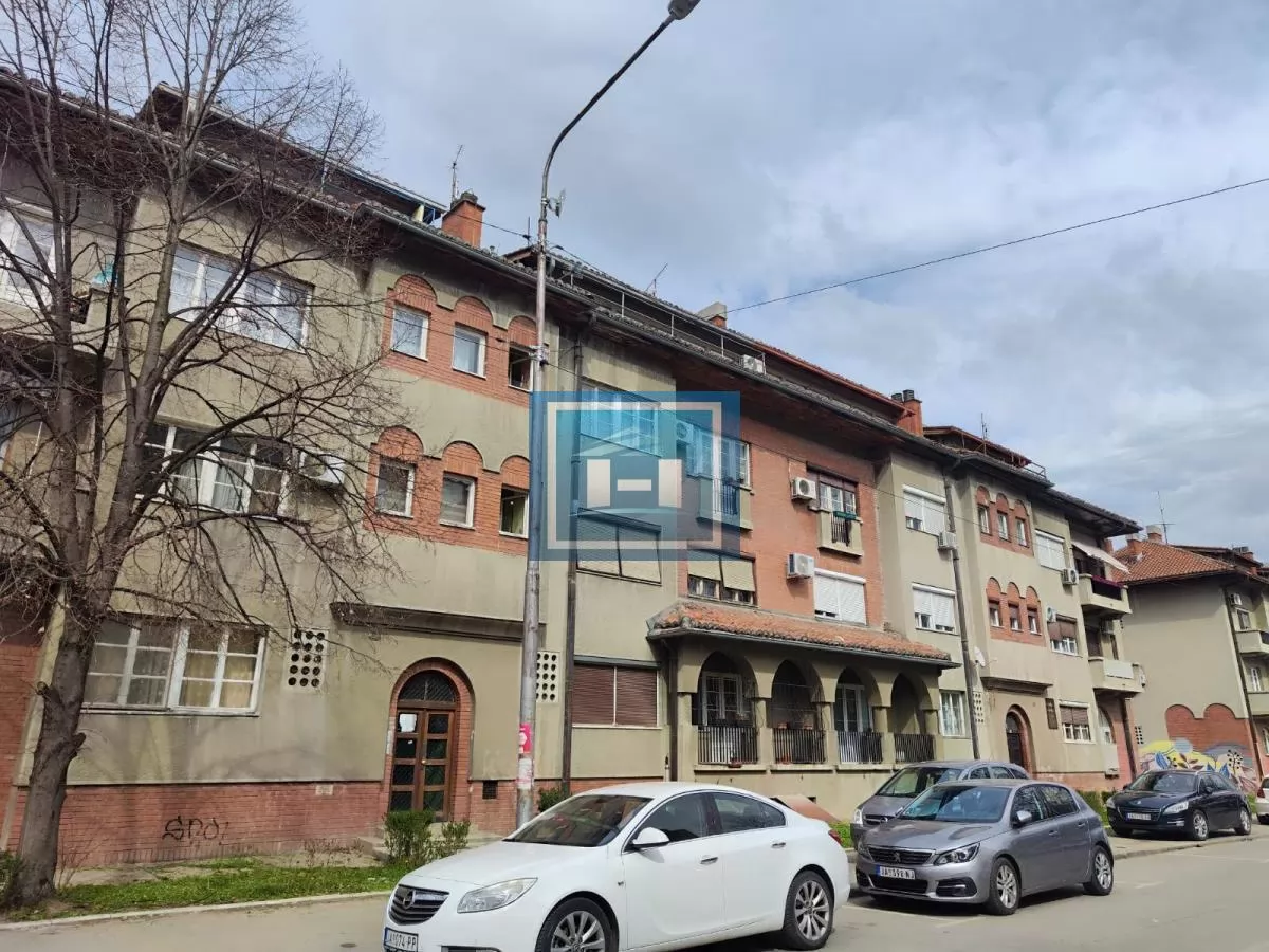 Trosoban stan na prvom spratu u Moravskom stilu u centru Jagodine 3