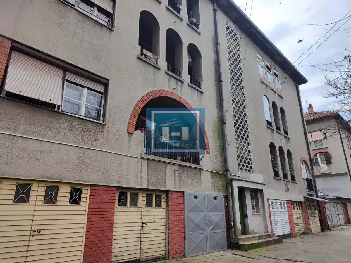 Trosoban stan na prvom spratu u Moravskom stilu u centru Jagodine 4