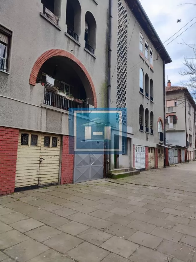 Trosoban stan na prvom spratu u Moravskom stilu u centru Jagodine 5