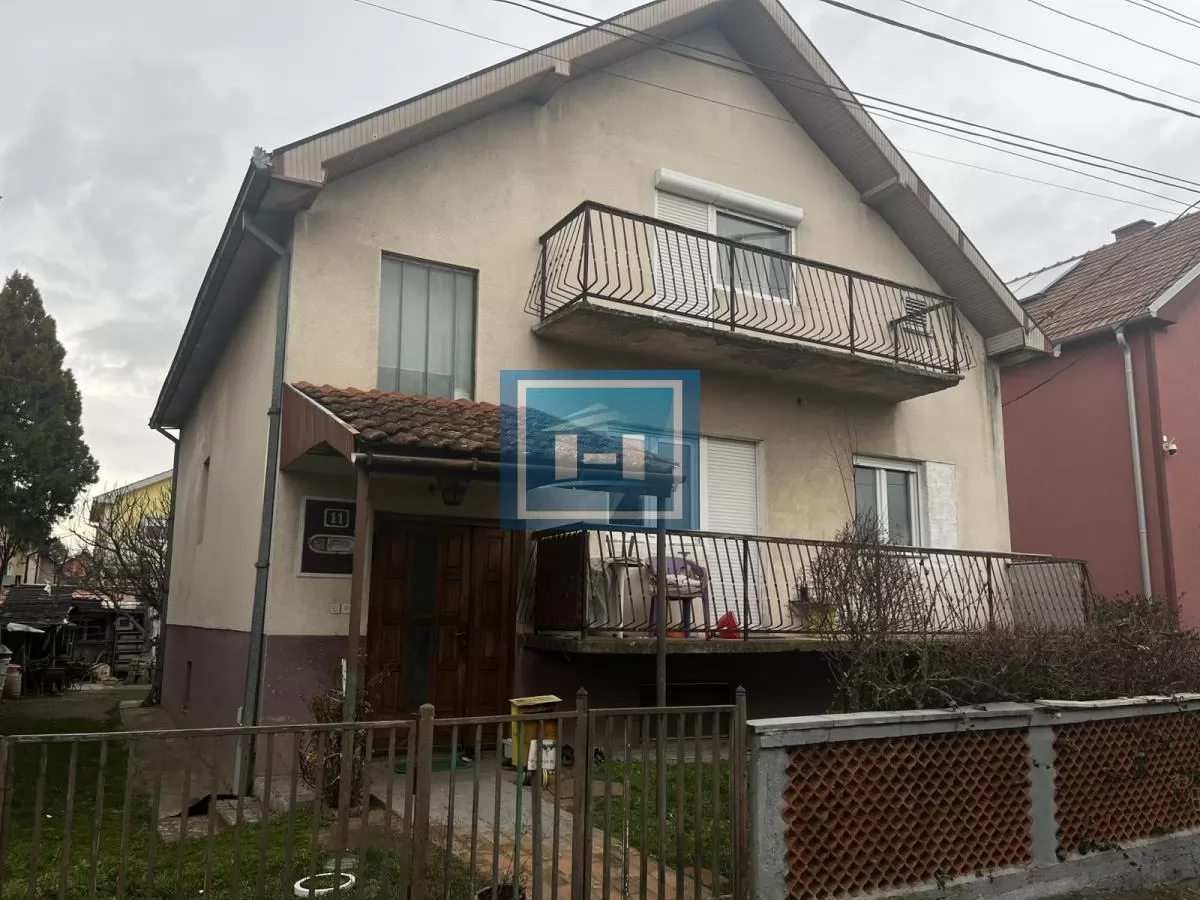 Velika kuća 200m² na mirnoj lokaciji – idealna za veću porodicu 14