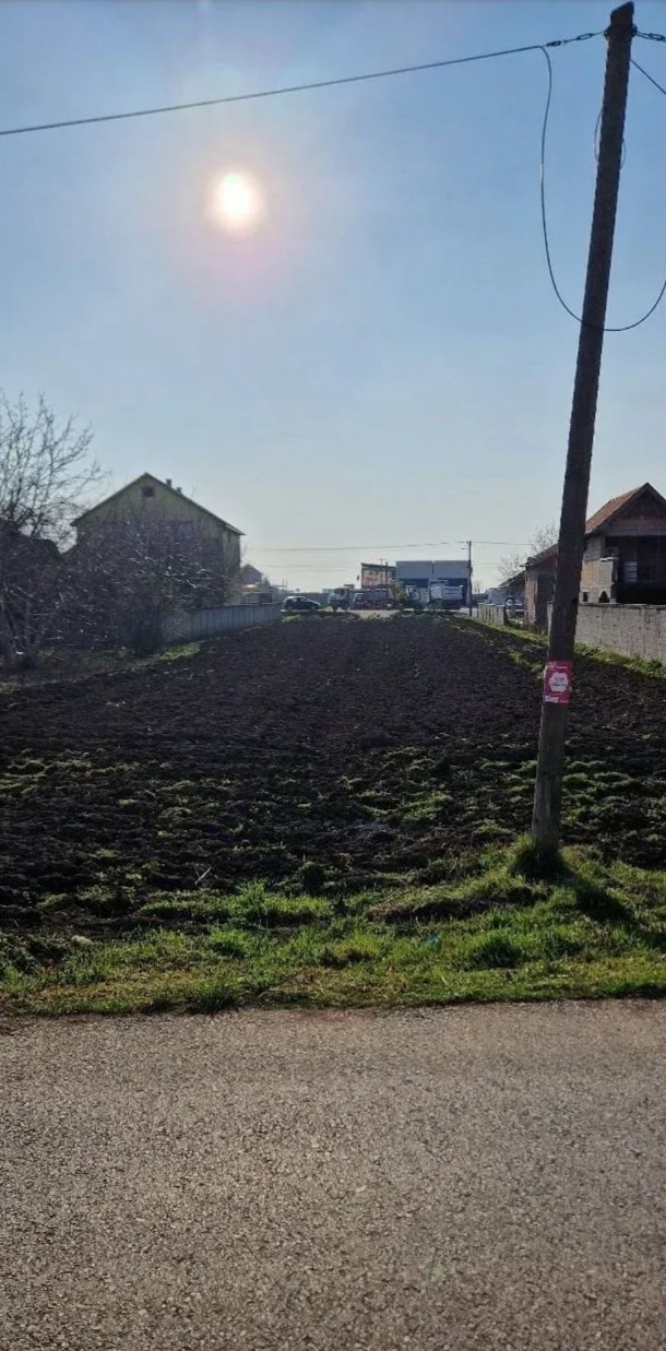 Prodajem plac u Novim Banovcima 1