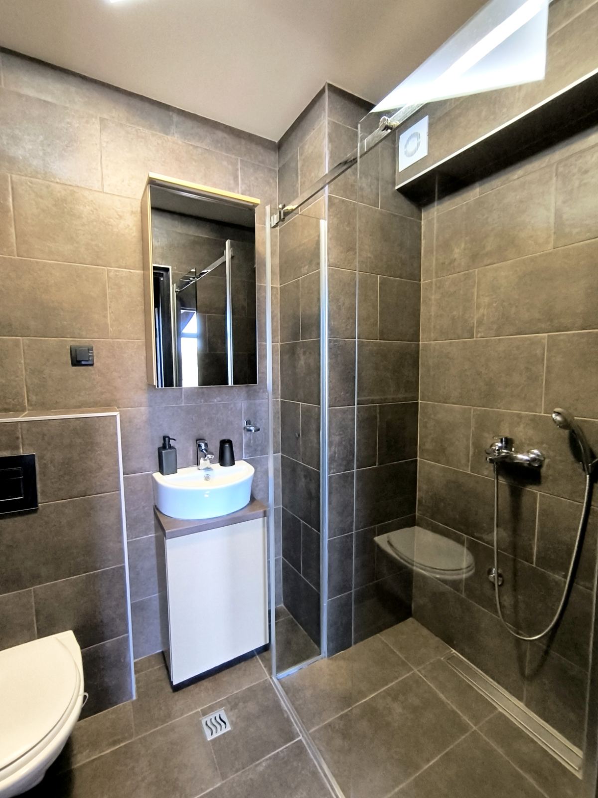 Prodajem apartman na Divcibarama 5