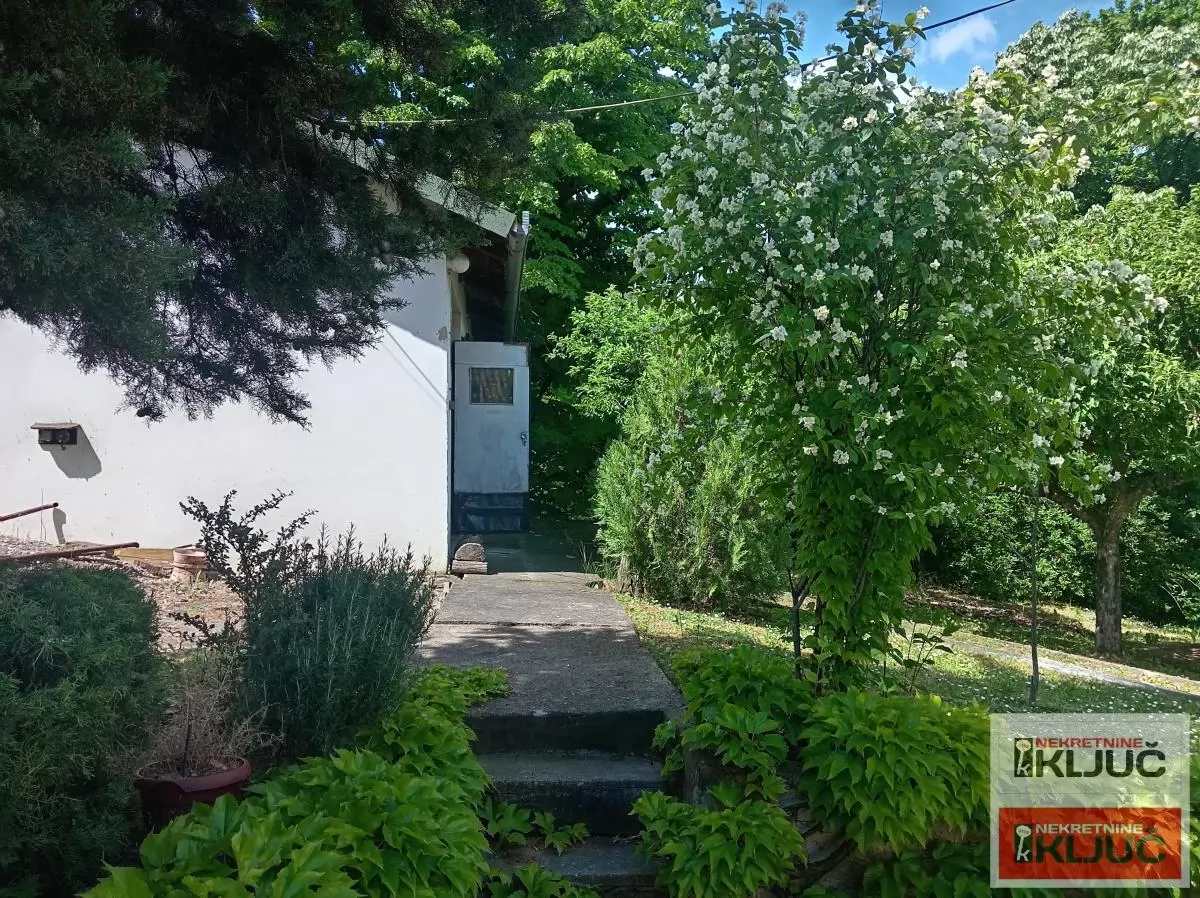 LEDINCI, VIkend kuća 101m2+Pomoćni objekat na placu od 896m2 ,prelep pogled ka Dunavu 1