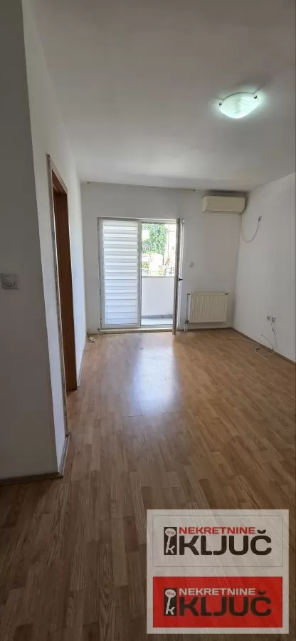 Izdaje se dobar NENAMESTEN stan na Somborskom bulevaru 2