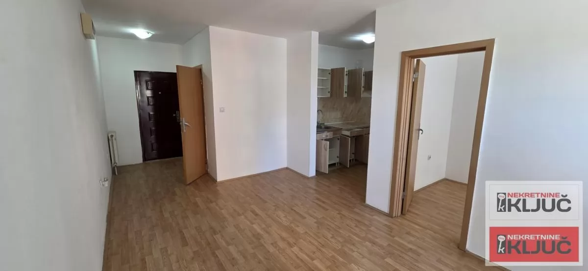 Izdaje se dobar NENAMESTEN stan na Somborskom bulevaru 3