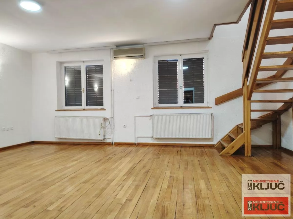 CENTAR IZDAJE SE KUĆA ZA POSLOVNE DELATNOSTI ILI STANOVANJE 1