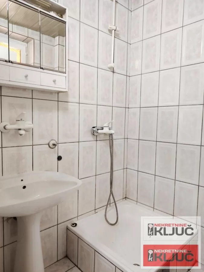 CENTAR IZDAJE SE KUĆA ZA POSLOVNE DELATNOSTI ILI STANOVANJE 11