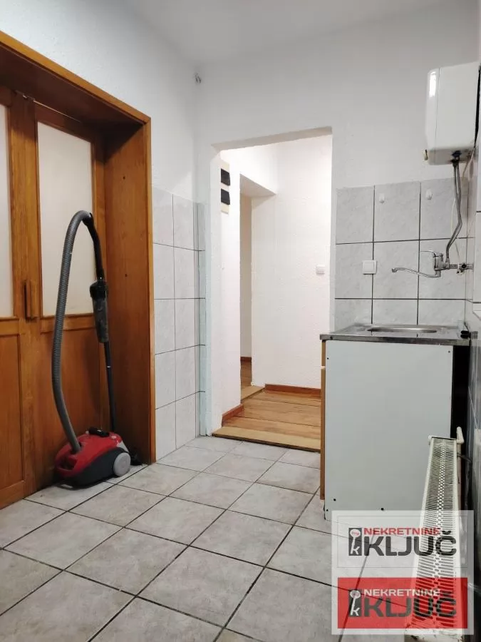 CENTAR IZDAJE SE KUĆA ZA POSLOVNE DELATNOSTI ILI STANOVANJE 14