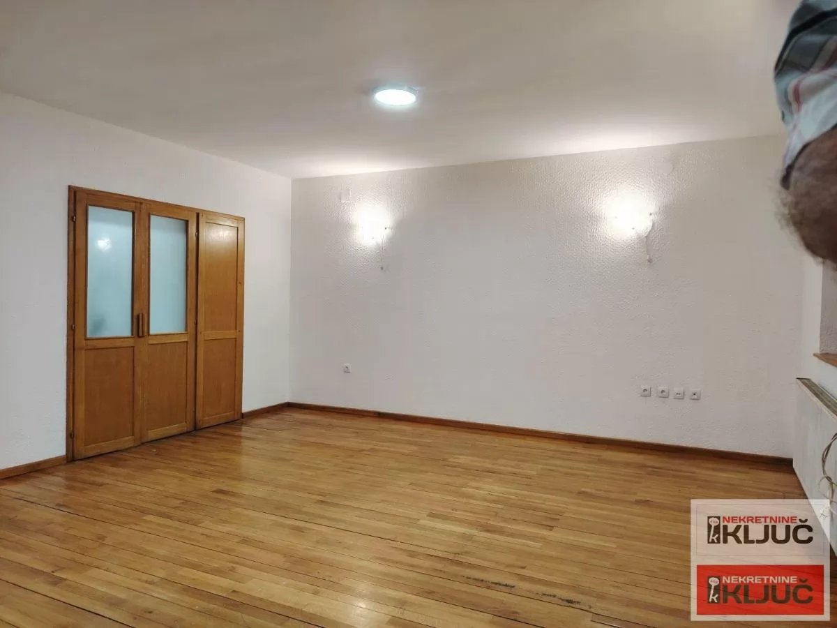 CENTAR IZDAJE SE KUĆA ZA POSLOVNE DELATNOSTI ILI STANOVANJE 3