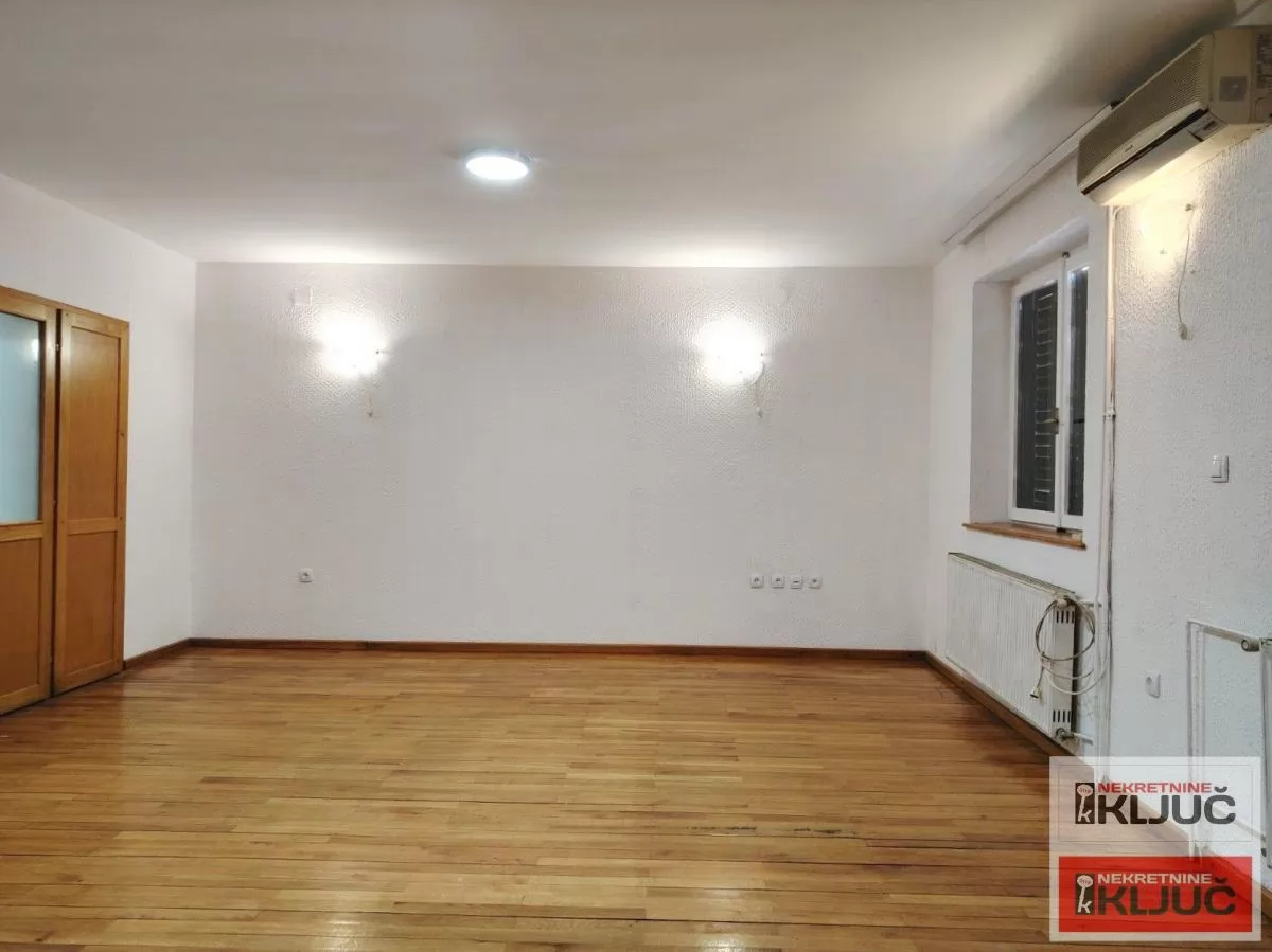 CENTAR IZDAJE SE KUĆA ZA POSLOVNE DELATNOSTI ILI STANOVANJE 4