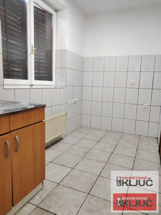 CENTAR IZDAJE SE KUĆA ZA POSLOVNE DELATNOSTI ILI STANOVANJE 9