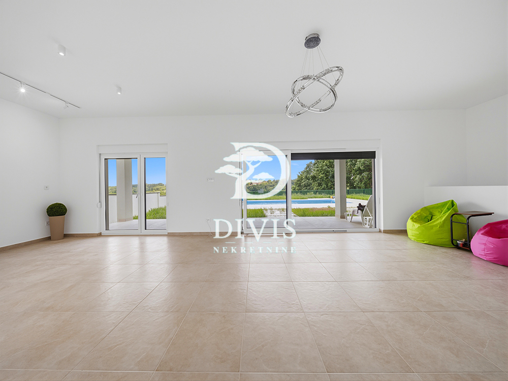 Moderna vila sa bazenom   na 20 ari placa u Nemenikućama  203m2 4