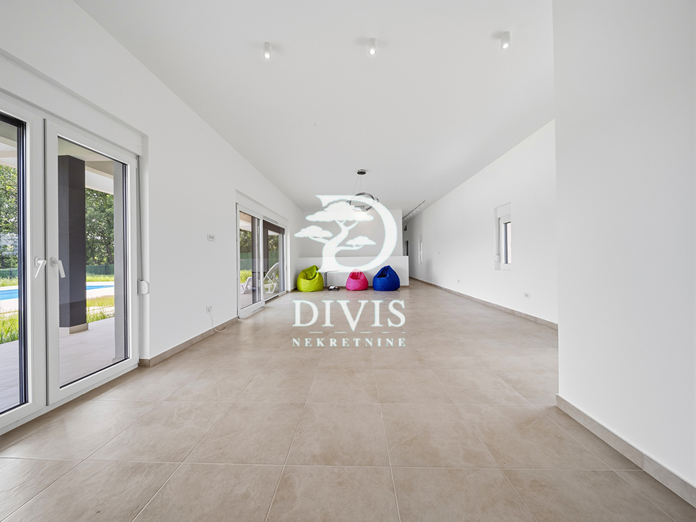 Moderna vila sa bazenom   na 20 ari placa u Nemenikućama  203m2 5