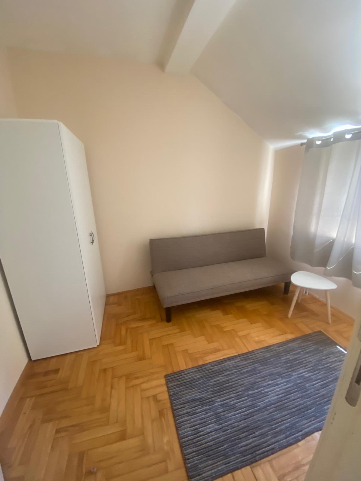 Ćalije  2 5 stan  50 kvadrata  3 sprat bez lifta  etažno grejanje i klima 4