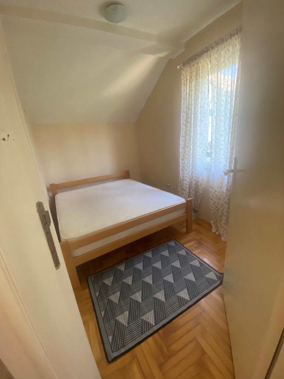 Ćalije  2 5 stan  50 kvadrata  3 sprat bez lifta  etažno grejanje i klima 5