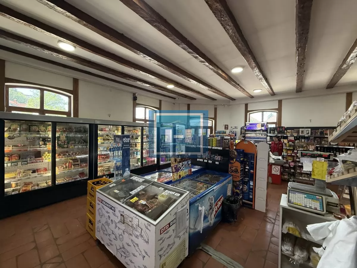 Objekat u samom centru sela pored magistrale u funkciji marketa 10