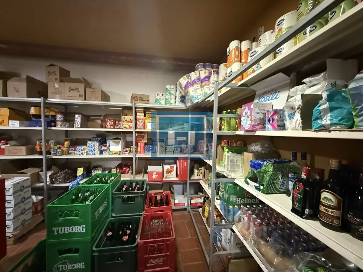 Objekat u samom centru sela pored magistrale u funkciji marketa 12