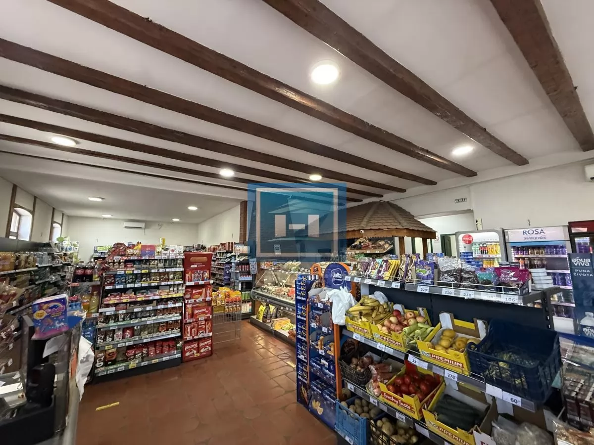 Objekat u samom centru sela pored magistrale u funkciji marketa 14