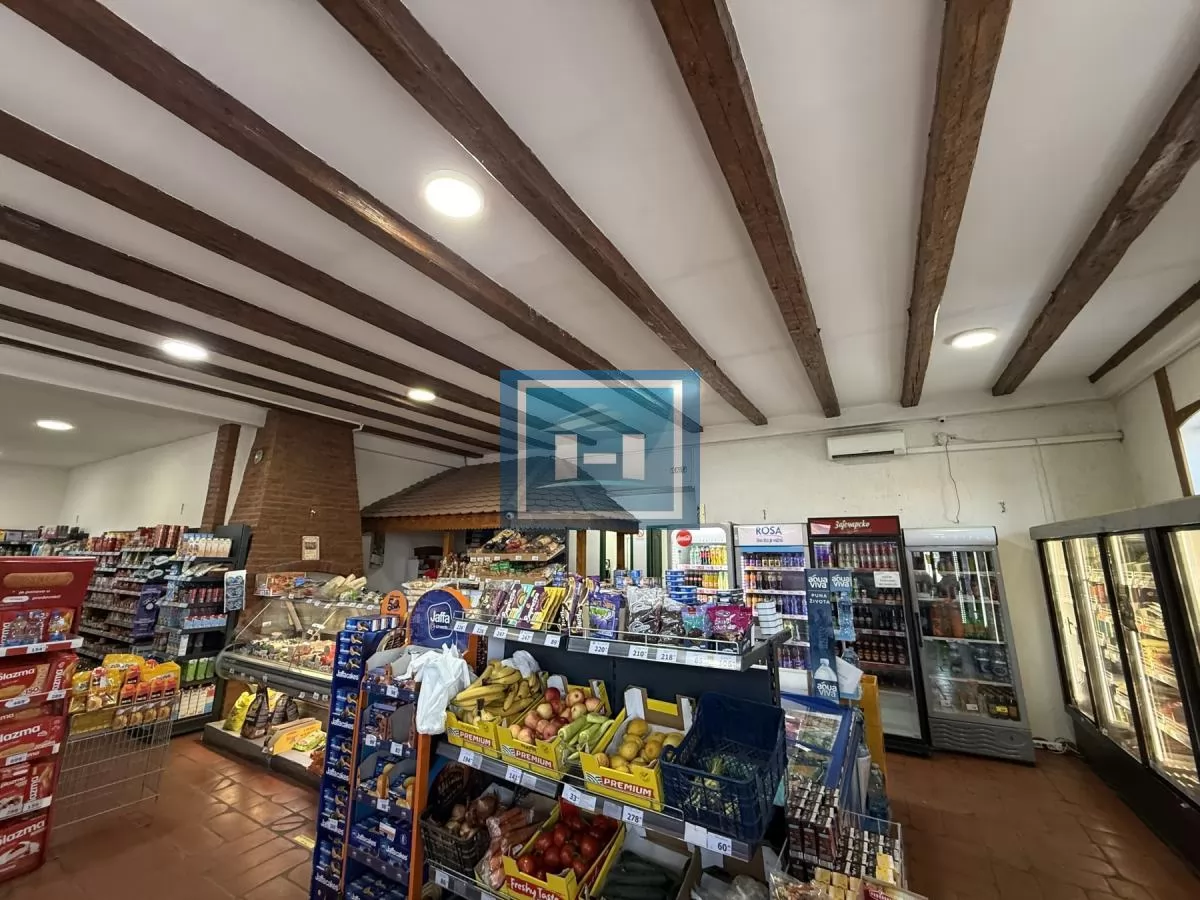 Objekat u samom centru sela pored magistrale u funkciji marketa 15