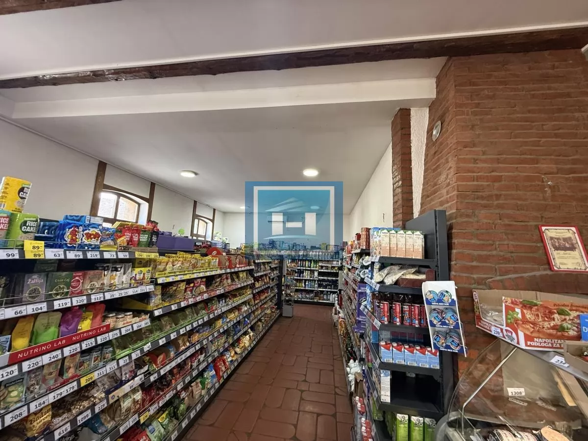 Objekat u samom centru sela pored magistrale u funkciji marketa 17