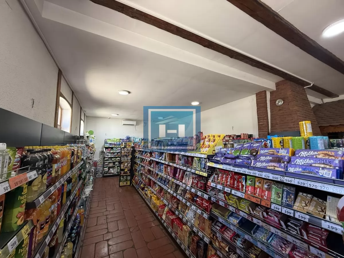 Objekat u samom centru sela pored magistrale u funkciji marketa 18