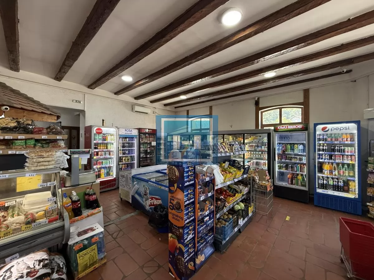 Objekat u samom centru sela pored magistrale u funkciji marketa 19
