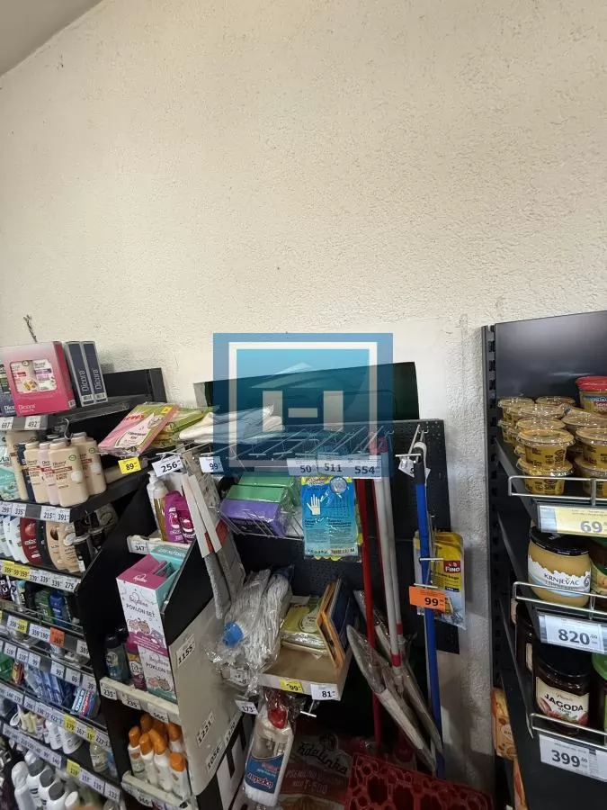 Objekat u samom centru sela pored magistrale u funkciji marketa 21