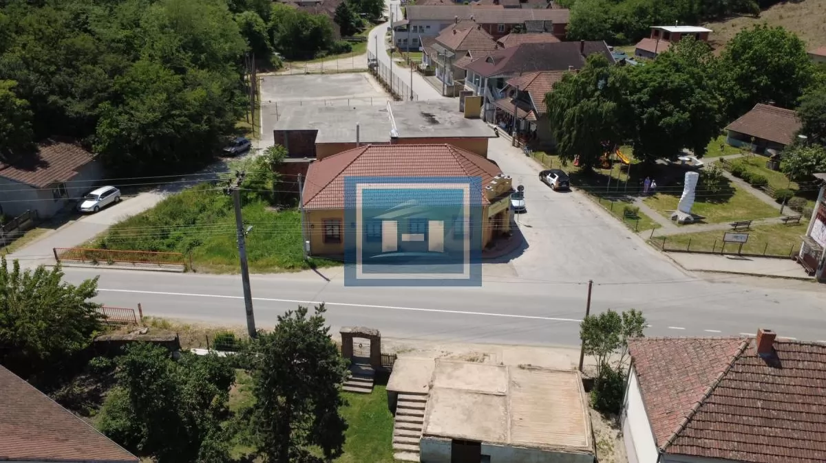 Objekat u samom centru sela pored magistrale u funkciji marketa 3