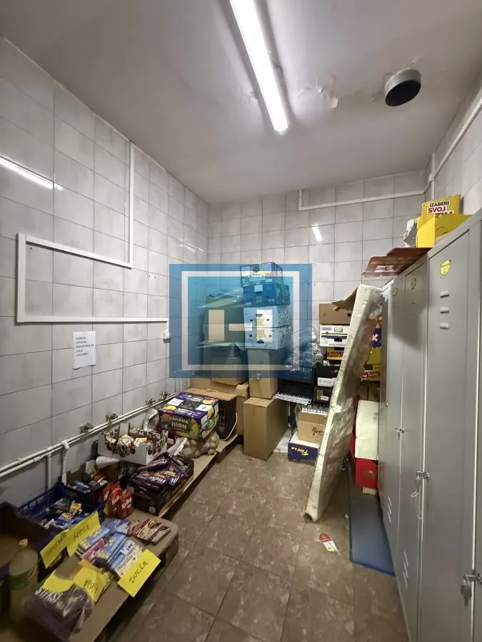 Objekat u samom centru sela pored magistrale u funkciji marketa 8