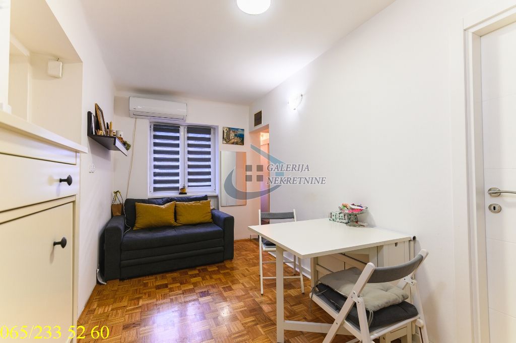 Stari Grad  Trg Nikole Pašića   Dečanska 44m2 1