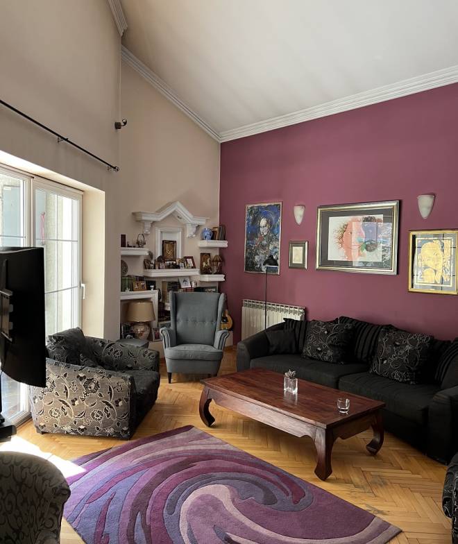 Izdaje se kuća u Šumicama sa dvorištem  264m2 1
