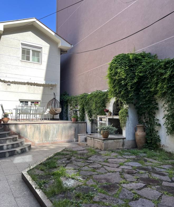 Izdaje se kuća u Šumicama sa dvorištem  264m2 5