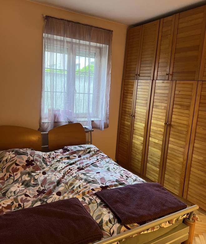 Izdaje se kuća u Šumicama sa dvorištem  264m2 4
