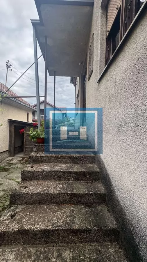 Kuća na odličnoj lokaciji -glavni put,na samo par kilometra od grada 18